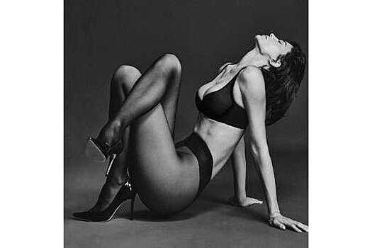Модель Кайли Дженнер показала фигуру в лифчике и без нижнего белья