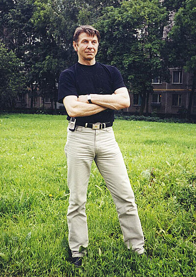 Всеволод Хабаров родился 16 сентября 1953 года, он окончил ВТУ им. Щепкина, совмещал актерскую деятельность с преподавательской.