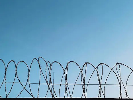 Пожилого охранника приговорили к 5,5 года "строгача" за спасение детей от дебошира