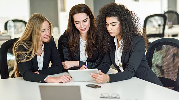 «Думаю о заморозке яйцеклеток». Одинокая женщина столкнулась с осуждением замужних коллег