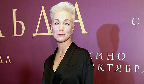 «Очень похожи на своих пап»: Дарья Мороз показала младшую сестру и дочь на редком фото