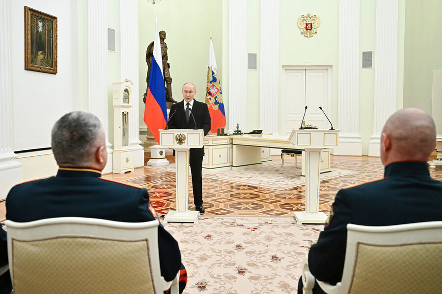 Путин вручил Золотую звезду заместителю командующего войсками ЦВО Дарбиняну