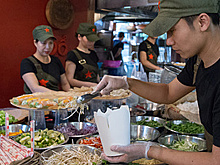 Не "мишлен" и не "забегаловка": какие форматы общепита выбирают россияне