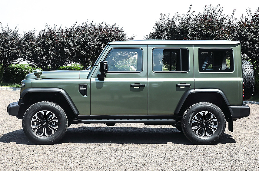 Кроме того, анонсированы бензиновые модификации и гибриды. Дебютировала модель как пятидверка с бензиновым двухлитровым 245-сильным мотором Dongan Power, восьмиступенчатым автоматом и подключаемым полным приводом типа part-time.