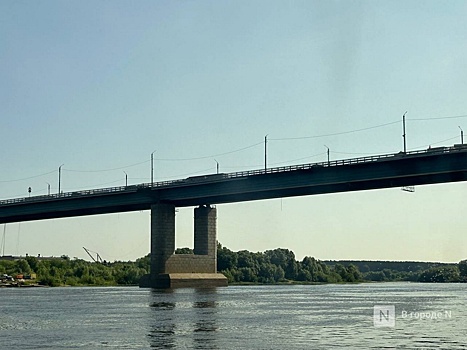 Упавшую со Стригинского моста фуру вытащат из реки, когда найдут кран