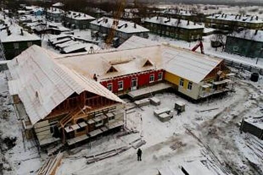 Строители завершают монтаж кровли детского сада в Турдеевске
