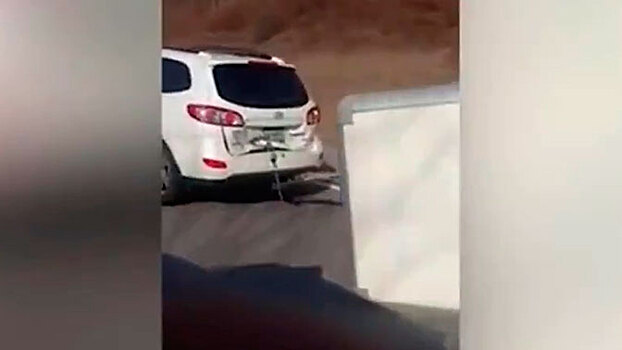 Водитель-неудачник продолжил ехать с рухнувшим прицепом: видео