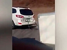 Водитель-неудачник продолжил ехать с рухнувшим прицепом: видео