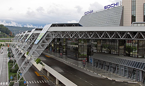 Аэропорт Сочи работает с перебоями из-за непогоды
