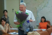 Коллеги поздравили Леонида Писного с днём рождения и подарили ему автомобиль