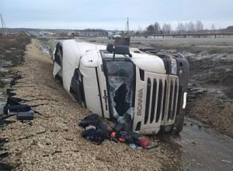 В Рязанской области на М-5 перевернулась фура