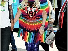 Попугай Кеша: певица пытается спрятать бесформенную фигуру в странном пончо