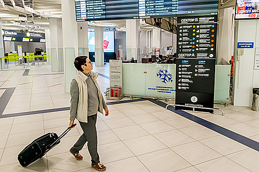 Посидеть на дорожку: новосибирцы рассказали о главных приметах перед отпуском