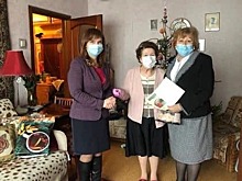 Руководители района Лианозово вручили подарки ветеранам-блокадникам