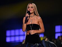 Рита Ора похвасталась идеальным прессом в бикини