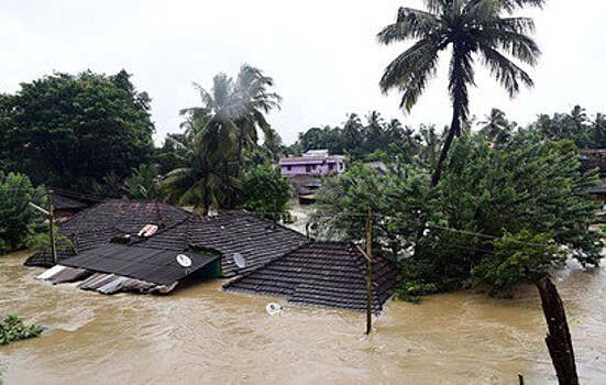 Число жертв наводнений в Индии приблизилось к 100
