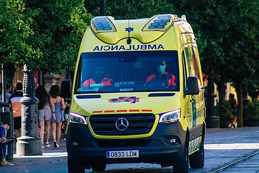 Пьяный турист упал со стены многоквартирного дома на курорте Испании и выжил