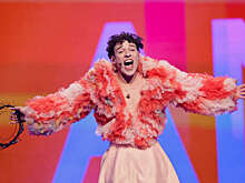 Лауреат "Евровидения-2024" Nemo вернул трофей из-за участия в конкурсе Израиля