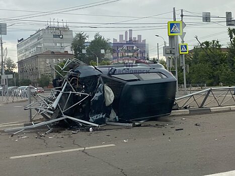 В Красноярске на перекрёстке у театра оперы и балета перевернулся автомобиль