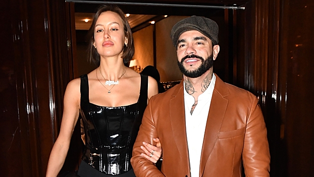 Возлюбленная Тимати снялась в комбинезоне на йоге