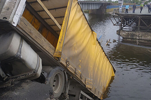 В Днепропетровской области рухнул мост вместе с фурой