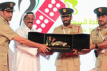 Полиция Дубая наградила аккуратных водителей золотыми машинками