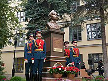 Бюст великого полководца Александра Суворова открыли в Суворовском военном училище в Санкт-Петербурге
