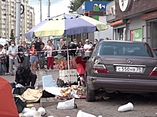 «Меня бог сюда отнёс»: Две калининградки чудом не погибли на мини-рынке под колёсами вылетевшего на тротуар «Мерседеса»