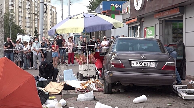 «Меня бог сюда отнёс»: Две калининградки чудом не погибли на мини-рынке под колёсами вылетевшего на тротуар «Мерседеса»