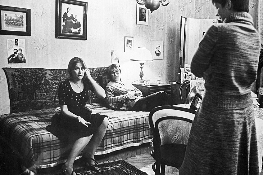 Актеры Лариса Удовиченко в роли Вали, Нина Русланова в роли Ларисы и Елена Сафонова в главной роли Ольги (слева направо) в фильме «Зимняя вишня», 1987 год