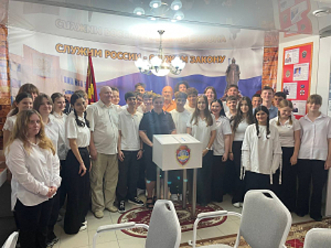 В Краснодаре полицейские и общественники провели профилактическую беседу и экскурсию для школьников