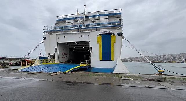 Застрявший у Сочи паром из Турции с россиянами получил разрешение зайти в порт