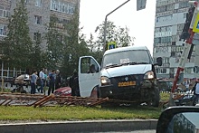 В Нижневартовске маршрутка без тормозов протаранила забор