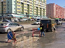 Жители Новосибирска поздравили дорожную яму с днем рождения