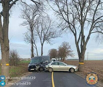В Гурьевском районе легковушка вылетела на встречку и столкнулась с другим авто