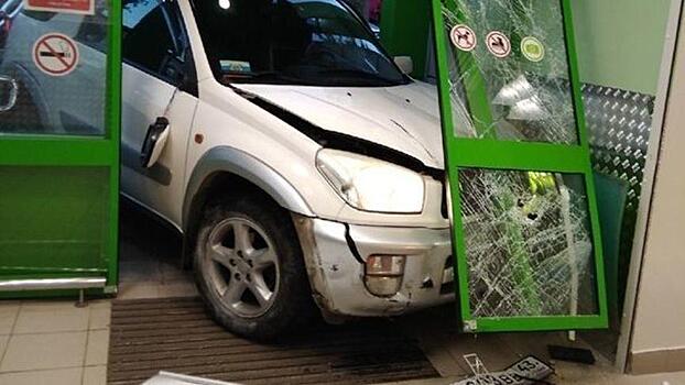 В Кирово-Чепецке водитель «Тойоты» въехал в двери магазина