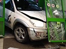 В Кирово-Чепецке водитель «Тойоты» въехал в двери магазина