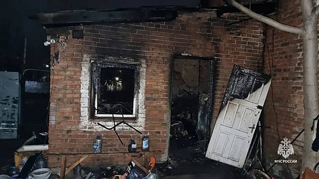 В Шахтах при пожаре в хозпостройке предприятия погиб мужчина