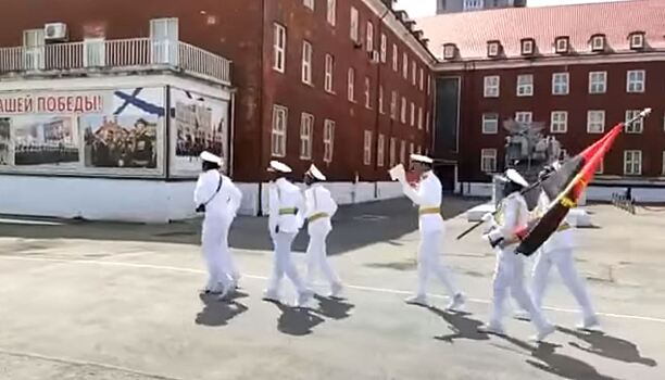 Африканские курсанты в белой военной форме спели песню к Параду Победы в Калининграде