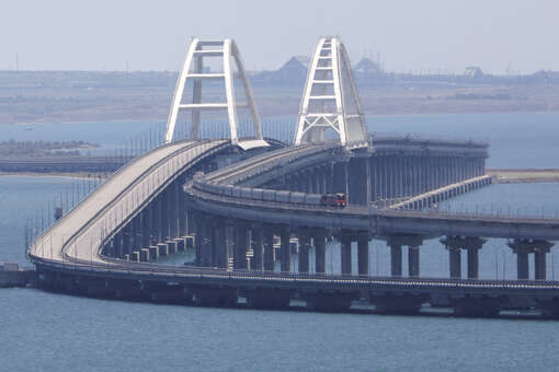 РИА Новости: движение автотранспорта по Крымскому мосту временно перекрыто