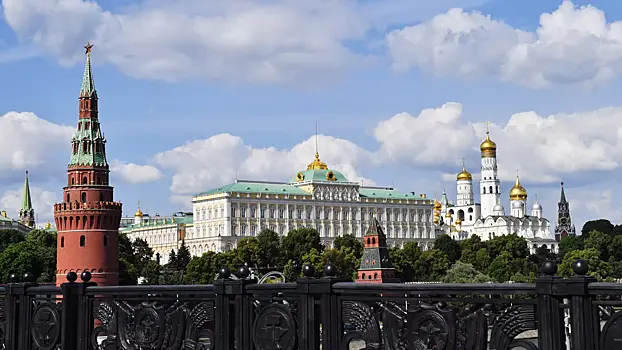 Китайская делегация принесла в Кремль граммофон и резной столик