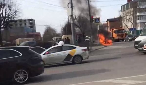 В Воронеже на оживленном перекрестке в полдень сгорел Mitsubishi Lancer