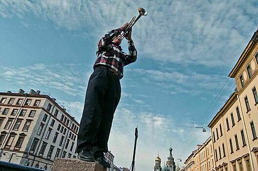 На улицах Северной столицы разрешат без ограничений играть на фортепьяно