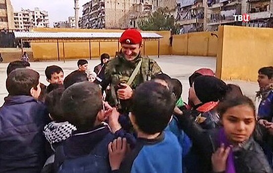 Российские военные в Сирии получили тысячи писем и рисунков от детей к 23 февраля