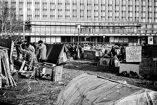 Кто жил в палатках у стен Кремля в 1990-е