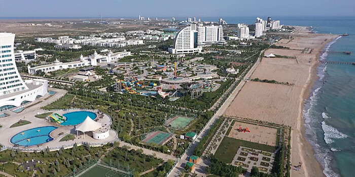 Сердар Бердымухамедов и его сын Керимгулы совершили велокросс по прибрежной зоне Каспия