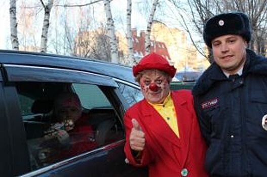 Сотрудники ГИБДД и клоуны провели совместную акцию в Барнауле