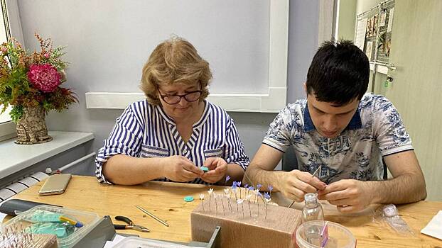 Петелька за петелькой: в столичном реабилитационном центре москвичи с инвалидностью осваивают ремесла