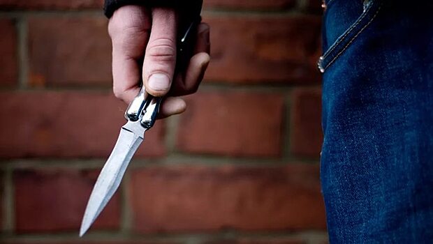 На автостоянке в Ленинском районе несовершеннолетний пырнул ножом приятеля