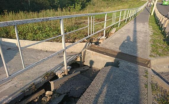 Из-за ливней на тротуарах в Курске образовались ямы